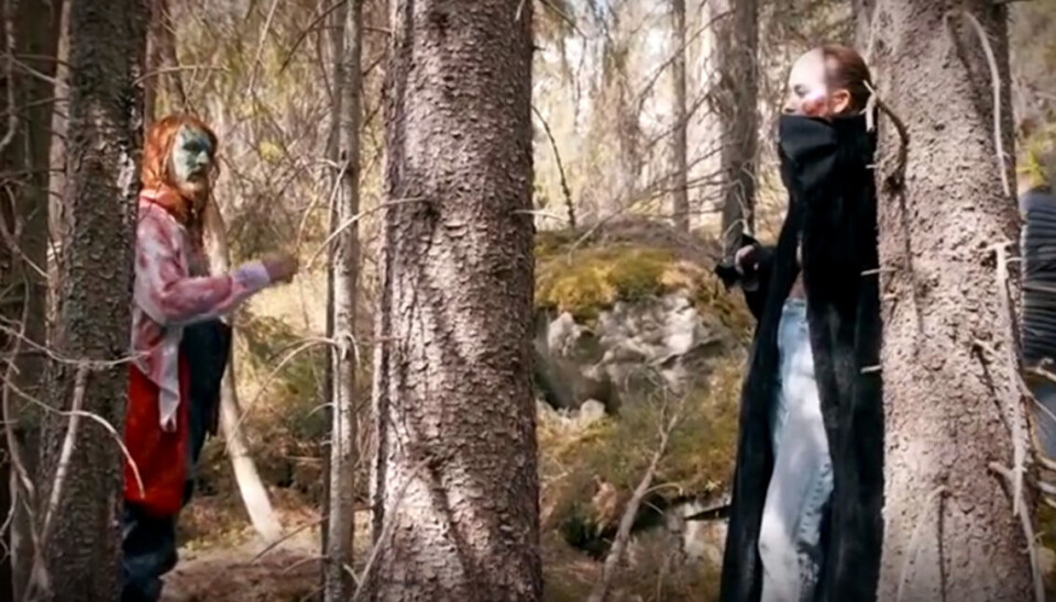 Mathias og Olivia har svært ved at nå hinanden, efter Mathias beder Olivia prøve at have sex med et træ (Foto: Viafree) Mathias og Olivia har svært ved at nå hinanden, efter Mathias beder Olivia prøve at have sex med et træ (Foto: Viafree)