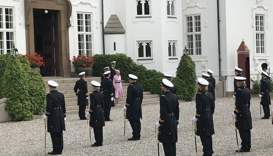 Som sømandskongen Frederik 9.'s datter, var det uden tvivl dronning Margrethe en ekstra stor glæde at kunne byde de nye officerer fra Søværnet velkommen på Marselisborg Slot.

Majestæten nærmest strålede af stolthed over at kunne sige tillykke til de nyudnævnte officerer, der i onsdags kl. 12.00 havde taget opstilling på slotspadsen.

Her inspicerede hun først rækkerne, og siden lykønskede hun dem i en kort tale fra trappen.





Efter næsten tre måneder i Jylland rejste dronning Margrethe, 80, i tirsdags tilbage til Sjælland, hvor hun tog ophold på Fredensborg Slot. Her har man brugt hendes fravær på at male vinduerne og kalke facaderne på slottet, der fylder 300 år om to år.

At sommerferien er slut, betyder også, at der igen venter ceremonielle pligter. På onsdag skal hun f.eks. modtage nye ambassadører fra Storbritannien, Belgien, Sverige, Nordkorea og Andorra i Christian VII’s Palæ på Amalienborg.

LÆS OGSÅ: CHOK: Linse på skadestuen midt i optagelserne

LÆS OGSÅ: Derfor medvirker Geggo i ‘Fangerne på fortet’ trods vilde dyr i fangeskab