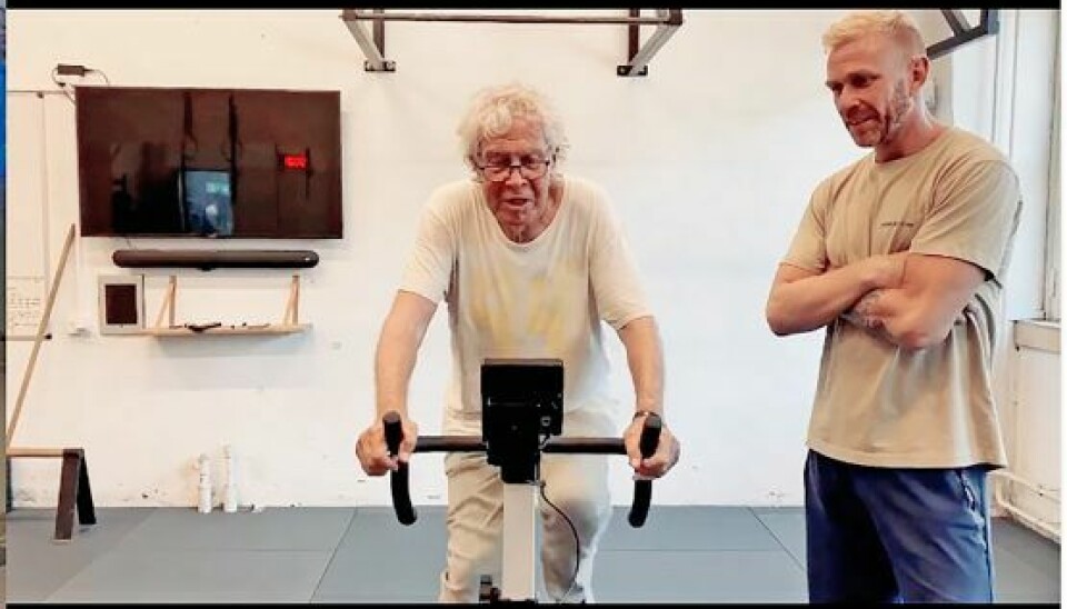 Træning på motionscyklen er helt essentielt for den tidligere 'Tour de France'-kommentator, som får hjælp af en træner (Foto: Asger Leth)