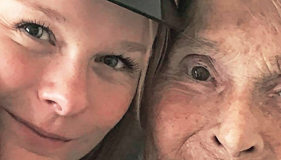 Ulla Pia nåede at få opfyldt sit sidste ønske: At se sit barnebarn Melina blive student. Da billedet blev taget, havde hun så stærke smerter, at en ambulance var på vej (Foto: Privat)