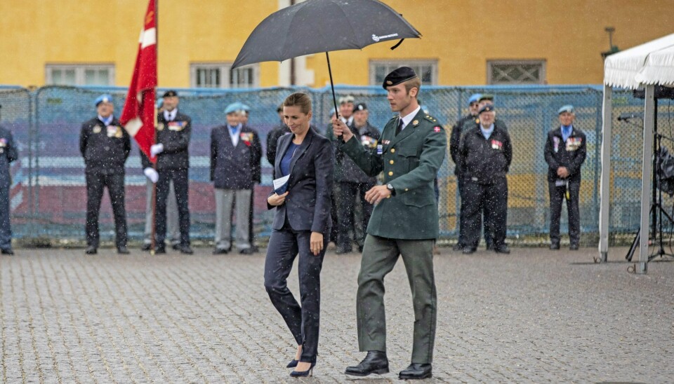 Statsministeren måtte finde ly under en paraply, da hun holdt den officielle tale på den vigtige dag, hvor Danmarks veteraner blev hyldet (Foto: Lars E. Andreasen)