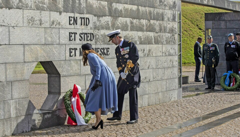 Kronprinsparret mindes ofrene respektfuldt knælende ved kransen foran Monumentet for de faldne på Kastellet i København (Foto: Lars E. Andreasen)