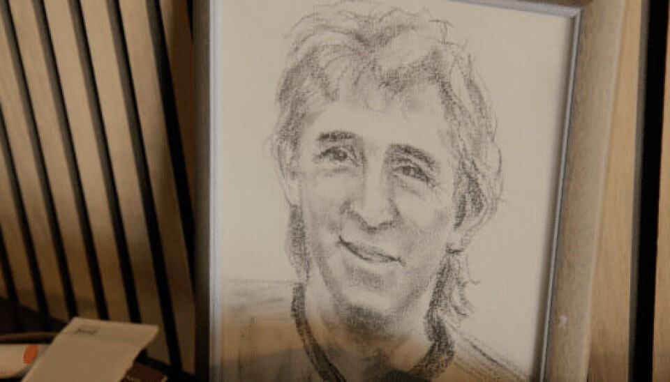 Michael Maze har et billede af sin far John Maze placeret centralt i stuen. (Foto: TV3/Viaplay) Michael Maze har et billede af sin far John Maze placeret centralt i stuen. (Foto: TV3/Viaplay)
