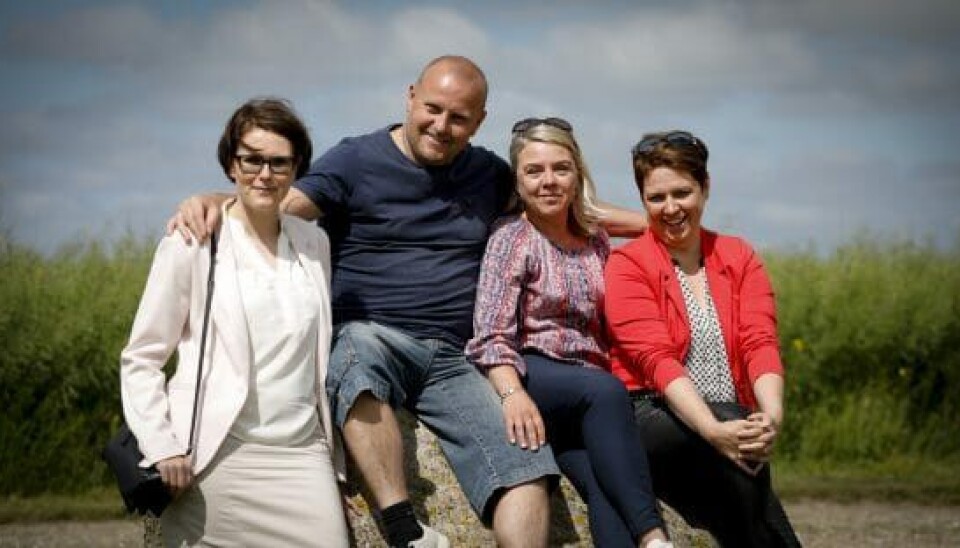 Claus Drejer med sine dates Ea, 43, Tina, 45 og 44-årige Nanett. (Foto: TV 2) Claus Drejer med sine dates Ea, 43, Tina, 45 og 44-årige Nanett. (Foto: TV 2)