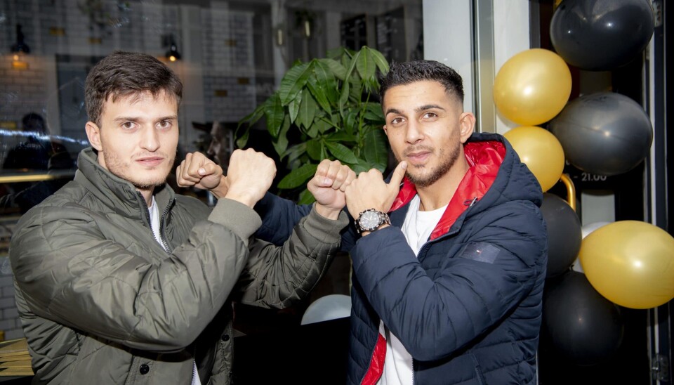 Edri og Baris har begge medvirket i 'Robinson'. Nu skal de begge være med i 'Stjerne Boksning', og de kom derfor til åbningen af Locos nye forretning 'Pita Pusher'. (Foto: Anthon Unger) Edri og Baris har begge medvirket i 'Robinson'. Nu skal de begge være med i 'Stjerne Boksning', og de kom derfor til åbningen af Locos nye forretning 'Pita Pusher'. (Foto: Anthon Unger)