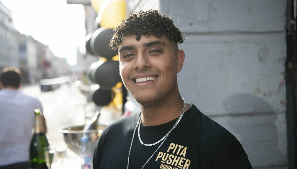 Barra medvirkede for fem år siden i 'X Factor'. Han har kendt Loco længe, så han kom og gav en hånd med til åbningen af 'Pita Pusher'. (Foto: Anthon Unger)