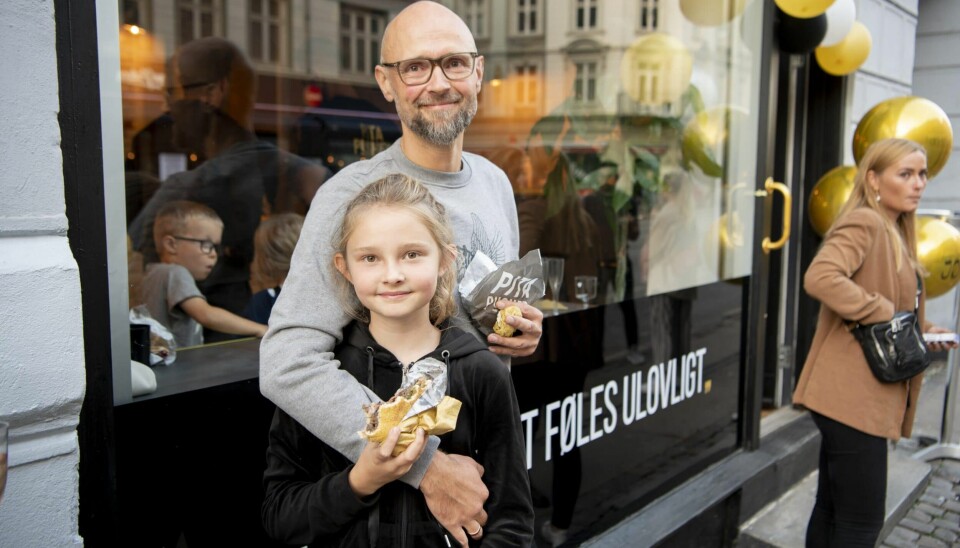 Ulrik Skovgaard-Mortensen fra 'Robinson' 2018 og datteren Neel på ti år havde også fundet vejen forbi København for at støtte op om Locos nye pita bar. (Foto: Anthon Unger)
