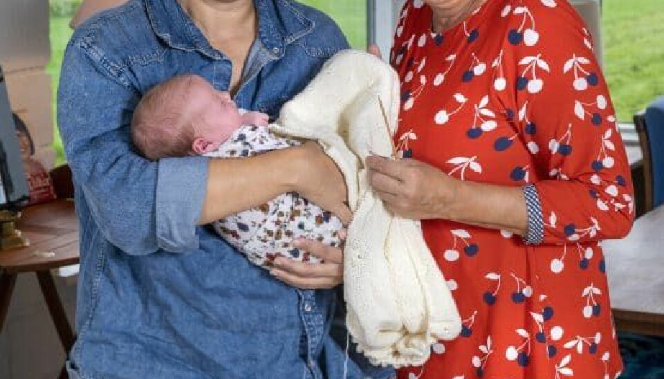 Rosa Kildahl er ved at strikke en dåbskjole til sit nye barnebarn. (Foto: Jens Bach)