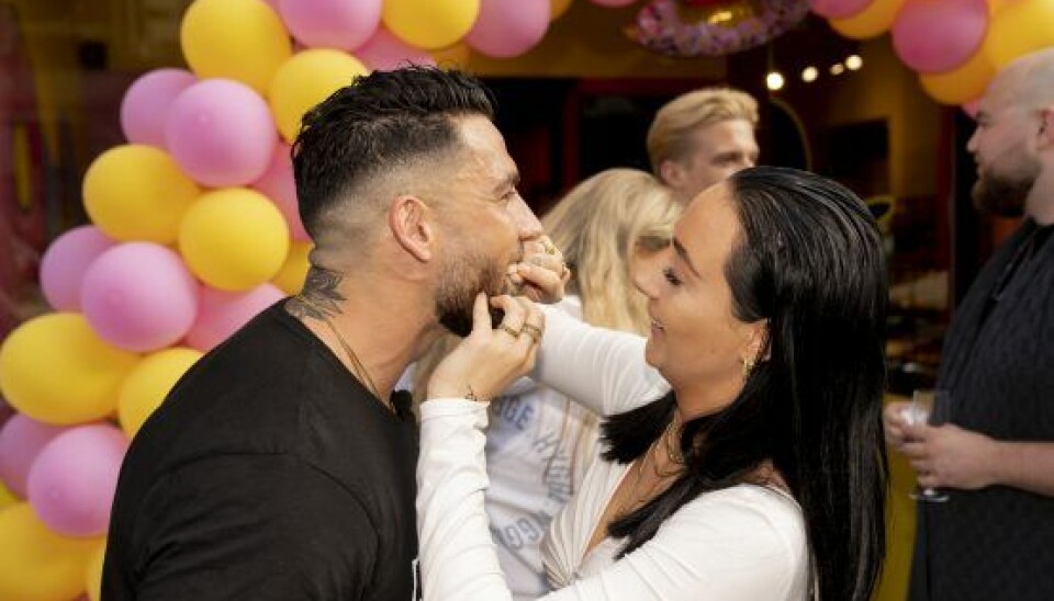 I dag forstår Türker og Sarah at bakke op om hinandens virksomheder, som kræver en masse af deres tid og fleksibilitet (Foto: Anthon Unger). I dag forstår Türker og Sarah at bakke op om hinandens virksomheder, som kræver en masse af deres tid og fleksibilitet (Foto: Anthon Unger).