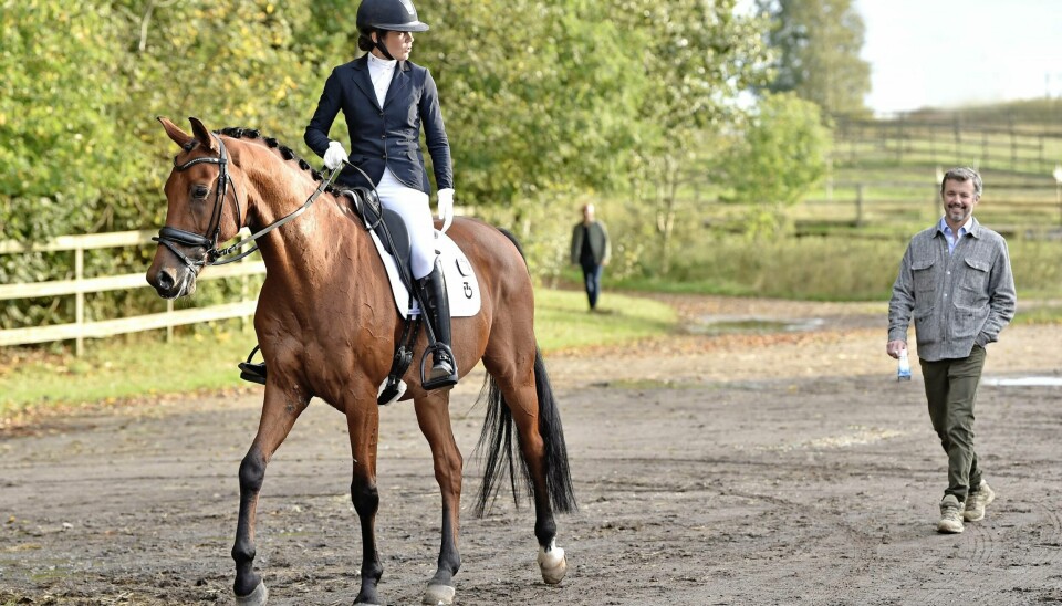 Kronprins Frederik holdt sig på sikker afstand af hesten, da han smilende ledsagede Mary på Heslegård Sportsrideklub (Foto: Kristine Ulsø Olsen)