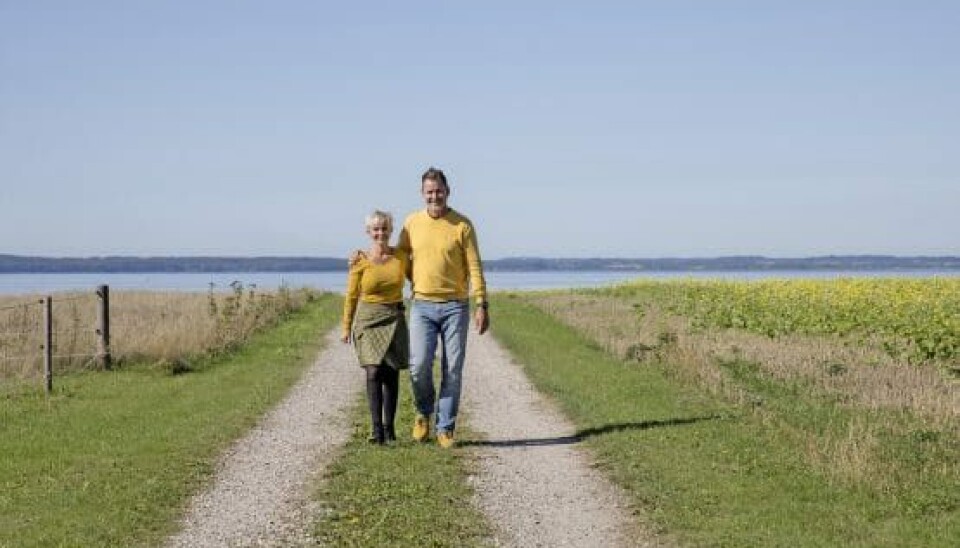 Med deres altid matchende gule tøj, drilske kommentarer og høje humør er det svært at undgå at lægge mærke til 37-årige Malene og 51-årige Christian i 'Nybyggerne' på TV 2. De summer af overskud og lykke dagen lang, men vejen dertil har på ingen måde været en dans på roser.

Malene har gennem sin barndom kæmpet med sin far, som misbrugte hende seksuelt, og med sin mor, som vidste besked, men ikke greb ind. Voldtægterne foregik gennem syv lange år, og dagligt lå hendes far klar i ægtesengen og ventede på hende.

LÆS OGSÅ: Albert og Jenna svarer på kæresterygter

- Nogle episoder i mit liv har været meget mørke, og jeg har kæmpet en hård kamp for at slippe fri fra fortiden, fortæller Malene til HER&NU.

- Det første store skridt mod en anderledes fremtid tog jeg, da jeg var 22 år. Jeg besluttede mig for, at jeg ikke længere ville være et offer for min fars tyranni, og jeg tog derfor bladet fra munden og meldte min far til politiet, fortæller Malene.

Malenes far blev efter en lang retsag idømt seks års fængsel og skulle betale en erstatning på 125.000 kr. til Malene.

LÆS OGSÅ: 'Vild med dans'-stjerner i 'Fangerne på fortet': Rollerne bliver byttet om
Drømmen der blev til virkelighed
Malene havde holdt på sin fars hemmelighed hele sin barndom af frygt for konsekvenserne. Det, som dengang holdt hende ovenpå, var ikke troen på retfærdighed men blot en enkelt drøm. En drøm om en dag at skabe sin egen familie.

- Jeg har altid haft en drøm om at skabe min egen familie, og give en kærlighed til mine børn, som jeg aldrig selv fik. Den drøm var så stor, at jeg blev ved med at fokusere på den gennem min barndom, fortæller Malene til HER&NU.

LÆS OGSÅ: Kendt skuespiller: Jeg har haft bulimi i 10 år

 Hos Christian har Malene fundet det hun søgte ovenpå en barsk barndom (Foto: Klaus Bo Christensen)

I dag er Malenes drøm gået i opfyldelse. Sammen med Christian er det lykkedes hende at skabe den familie, som hun altid har fantaseret om.

- Christian betyder alt for mig. Han er min bedsteven, min kollega og min store kærlighed. Han er åben, og han har aldrig dømt mig eller sat mig i en offerrolle. Han ser mig, for den jeg er, fortæller Malene.

- I dag bor Malene og Christian på Møn sammen med deres børn Nimbus på 10 år og Coco på 6 år. Malene har i dag ikke kontakt til sin mor, og hendes far er afgået ved døden.
Brev til mor
- Du må opgive det liv, du er vant til, for at få det liv du har drømt om, skriver Malene i sin bog 'Brev til mor'. Bogen handler om at være mønsterbryder og komme ovenpå efter en svær barndom.



LÆS OGSÅ: Ditte Julie bryder tabu: Jeg nyder tiden uden mine børn

LÆS OGSÅ: 'Forsidefruer'-babe skældt ud for at tabe sig