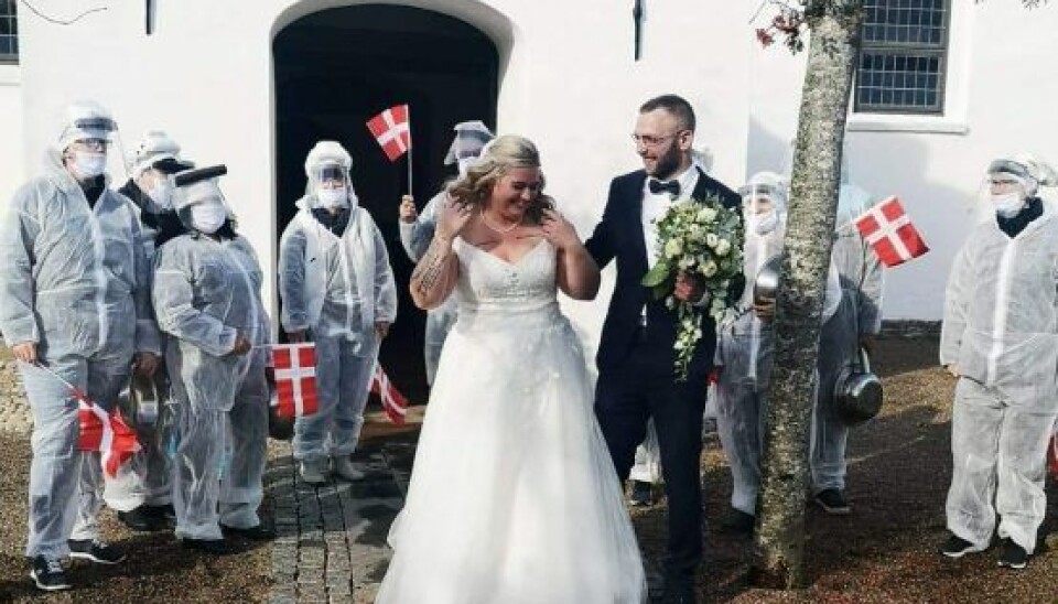 Da Dennis fra 'Landmand søger kærlighed' og Anja kom ud af kirken, stod Anjas kolleger fra sundhedssektoren klar (Foto: Privat) Da Dennis fra 'Landmand søger kærlighed' og Anja kom ud af kirken, stod Anjas kolleger fra sundhedssektoren klar (Foto: Privat)