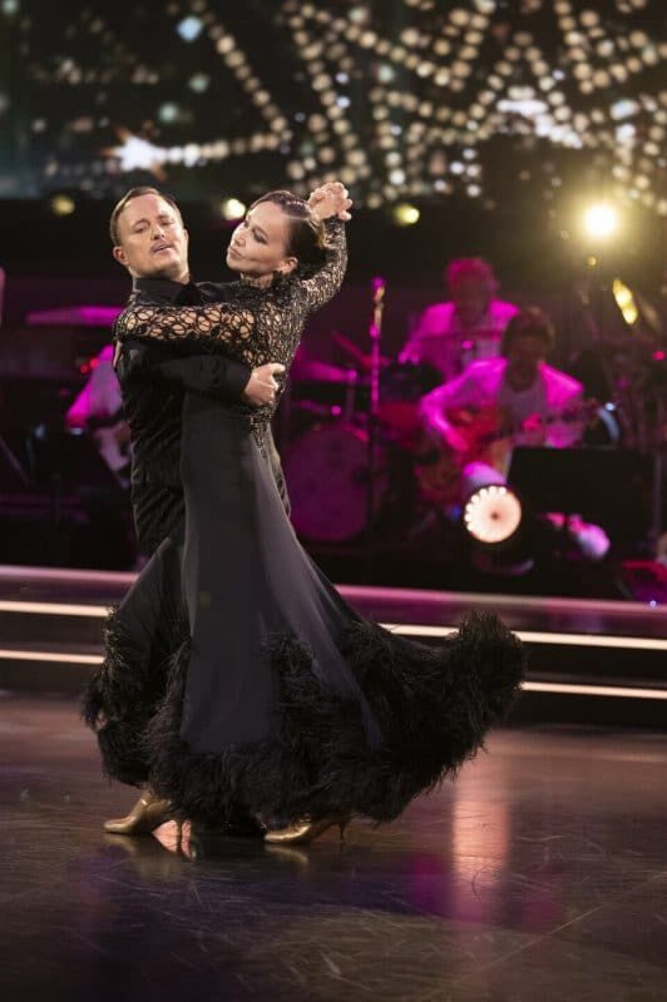 Merete og Thomas i en slowfox til nummeret 'Addams Family Theme’ af Vic Mizzy. (Foto: Henrik R. Petersen) Merete og Thomas i en slowfox til nummeret 'Addams Family Theme’ af Vic Mizzy. (Foto: Henrik R. Petersen)