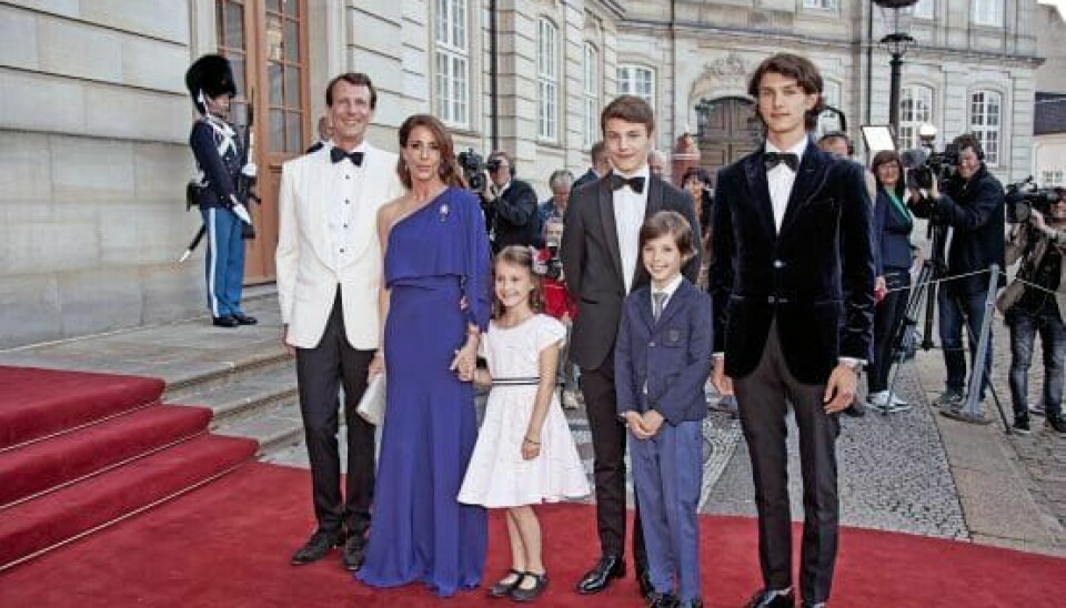 Som så mange andre familier rundt omkring i Danmark, har også prins Joachim, prinsesse Marie og deres to børn 11-årige prins Henrik og prinsesse Athena på otte, holdt efterårsferie i oktober.

HER&NU erfarer, at den royale familie, som til daglig bor i Frankrigs hovedstad, Paris, i år har afholdt en udvidet ferie hjemme i Danmark på Schackenborg Slot, og det er først i denne uge, at de vender næsen hjemad.

LÆS OGSÅ: Åbner op om kæmpe overraskelse

 Det parisiske firkløver er her fotograferet på dansk jord ved prins Joachims 50-årsfest i fjor sammen med prins Nikolai, 21, og prins Felix, 18 (Foto: Bo Nymann)

I Paris venter en hverdag, der i endnu højere grad end herhjemme bærer præg af den verserende coronapandemi. I Paris er der nemlig indført udgangsforbud, hvilket betyder, at man kun må færdes i det offentlige rum, hvis man skal på arbejde, købe ind, til lægen eller dyrke motion.

Det betyder, at 51-årige prins Joachim fortsat kan passe sit arbejde som forsvarsattaché på den danske ambassade, ligesom begge børn kan fortsætte deres skolegang.

LÆS OGSÅ: Kronprinsessens kamp mod mobning: Marys vandhunde
Terrorfrygt
Udover at vænne sig til hverdagen med corona i Paris, skal prinsen og hans familie også leve med den terrorfrygt, der lige nu hersker i Frankrig. Det sydeuropæiske land har nemlig på ulykkelig vis været udsat for flere forfærdelige angreb i den seneste tid.

Hvornår familien igen besøger Danmark er fortsat uvist.

LÆS OGSÅ: Prins Christian fylder 15 år med stil: Charmeprinsen

LÆS OGSÅ: DR præsenterer ny julekalender