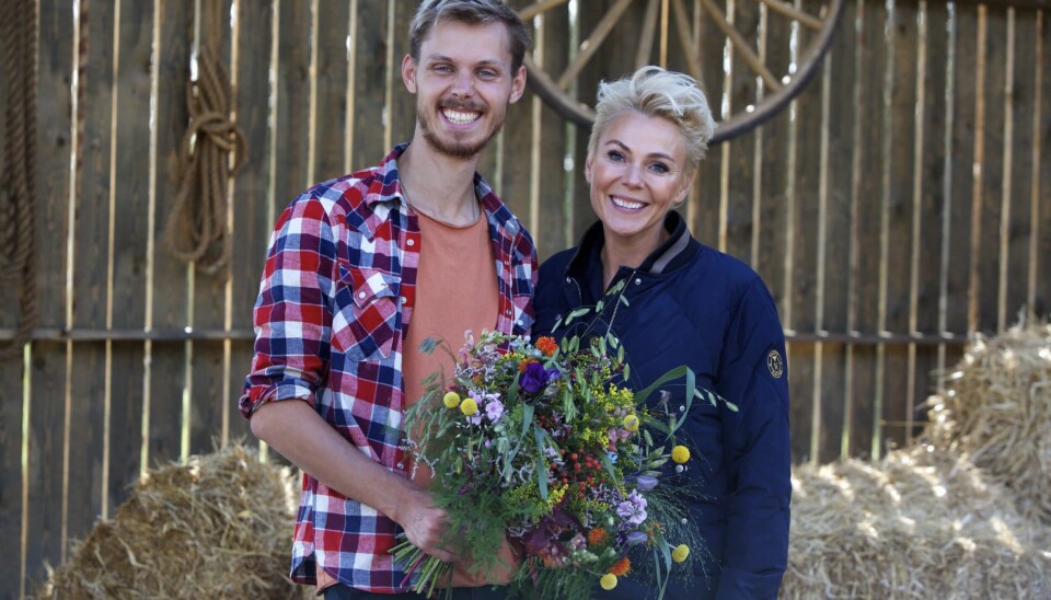 I år var det en glad Kasper, der vandt finalen i 'Hjem til gården' og fik overrakt blomster af værten Lene Beier (Foto: Lotta Lemche/TV2)