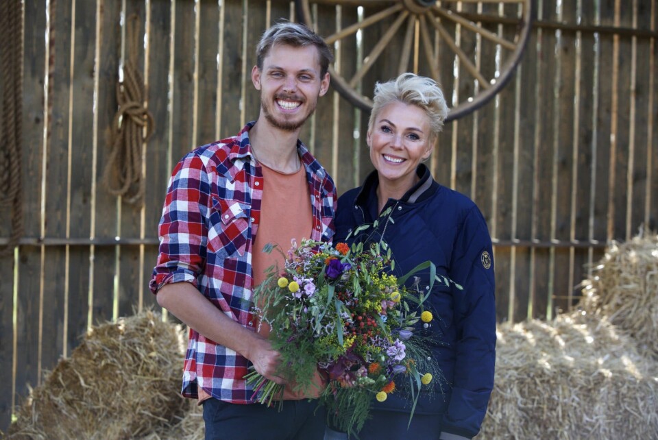 I år var det en glad Kasper, der vandt finalen i 'Hjem til gården' og fik overrakt blomster af værten Lene Beier (Foto: Lotta Lemche/TV2)