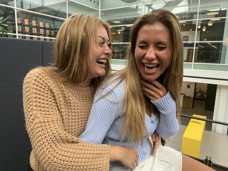 Camilla og Amanda ses stadig en del, og de kan stadig ikke lade være med at grine af og med hinanden. (Foto: Realityportalen.)