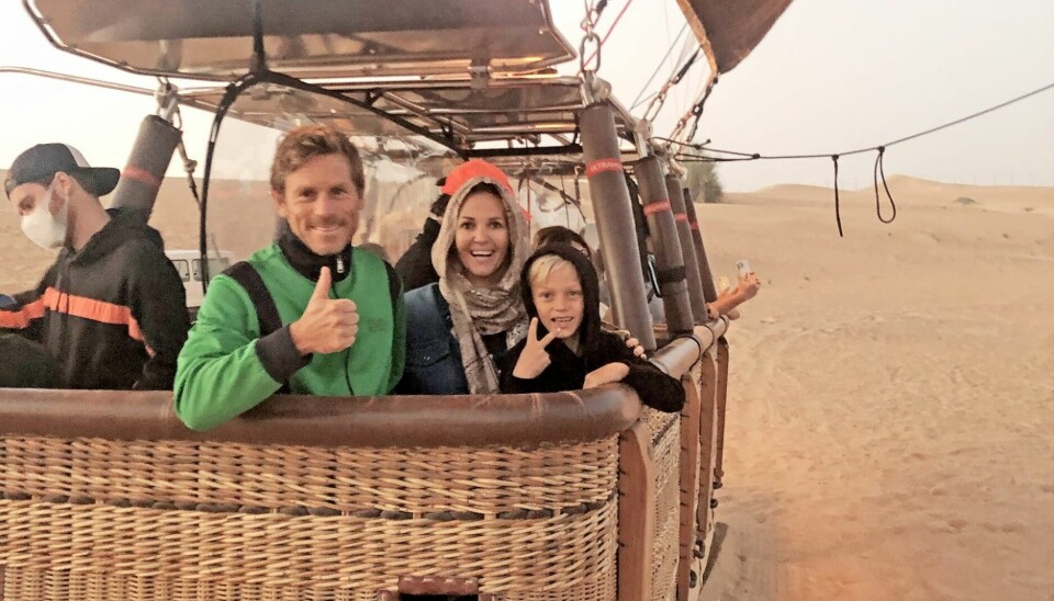 Familien lige før de blev løftet højt op over Dubais ørken i en luftballon (Foto: Privat)