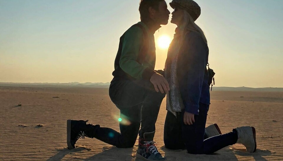 Der var også tid til kærlighed under turen ud i ørkenen (Foto: Privat)