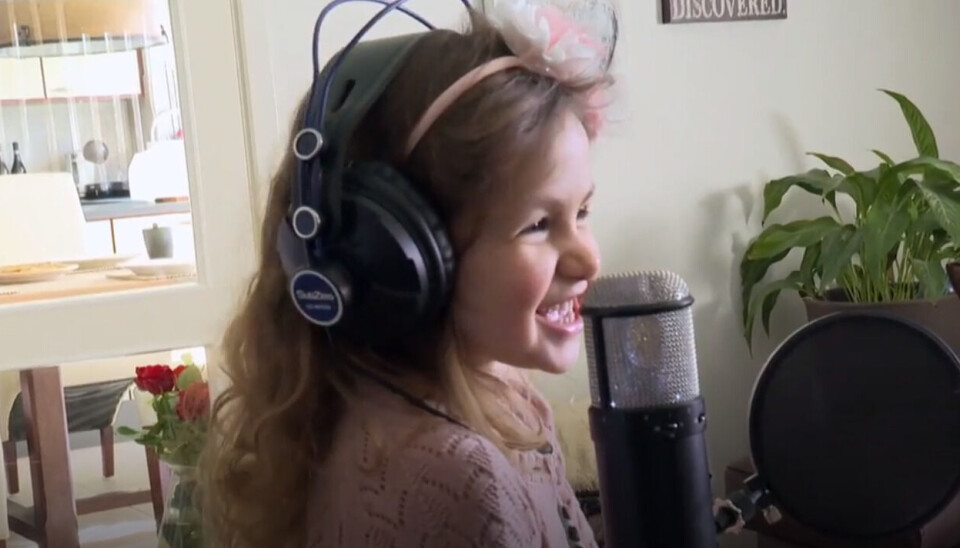 Alba indspiller sang sammen med mormor Linse. (Foto: TV3/Viaplay) Alba indspiller sang sammen med mormor Linse. (Foto: TV3/Viaplay)