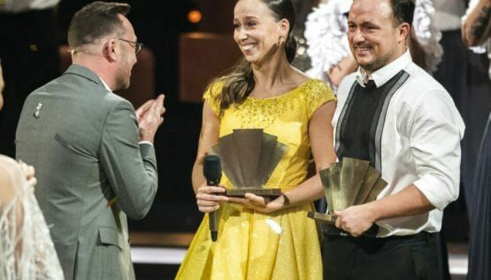 Sidste års vinder, Jakob Fauerby, overrækker 'Vild med dans'-trofæerne til Merete Mærkedahl & Thomas Evers Poulsen, der vinder 'Vild med dans' 2020 (Foto: Martin Sylvest / Ritzau Scanpix)