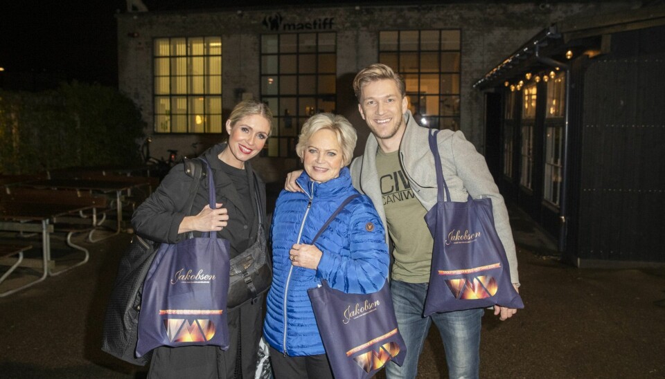 Karina Frimodt, Hilda Heich og Michael Olesen fik, ligesom de andre deltagere, en goodie bag med hjem fra 'Vild med dans'-finalen (Foto: Henrik R. Petersen)