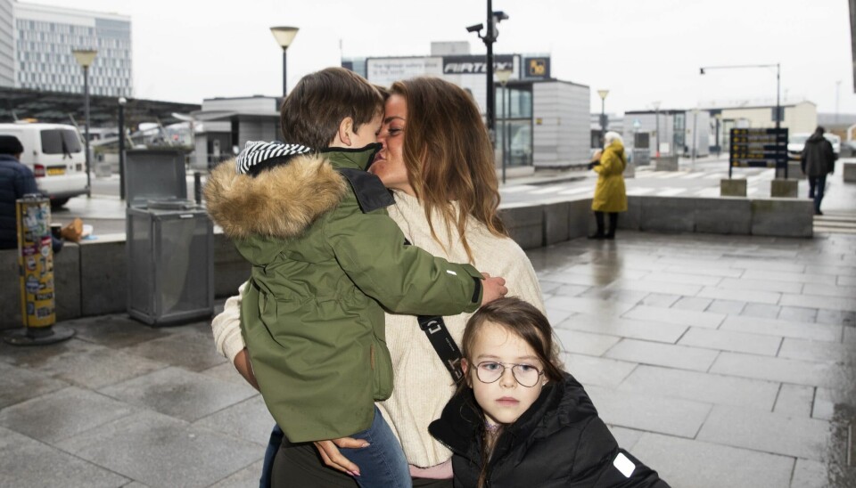 Kys og kram til børnene (Foto: Henrik R. Petersen)