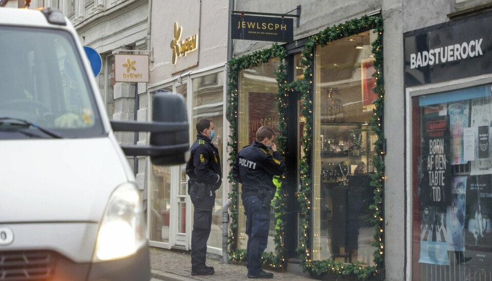 Politiet på besøg i Mai Manniches butik JEWLSCPH i Århus. (Foto: Niels Henrik Dam)