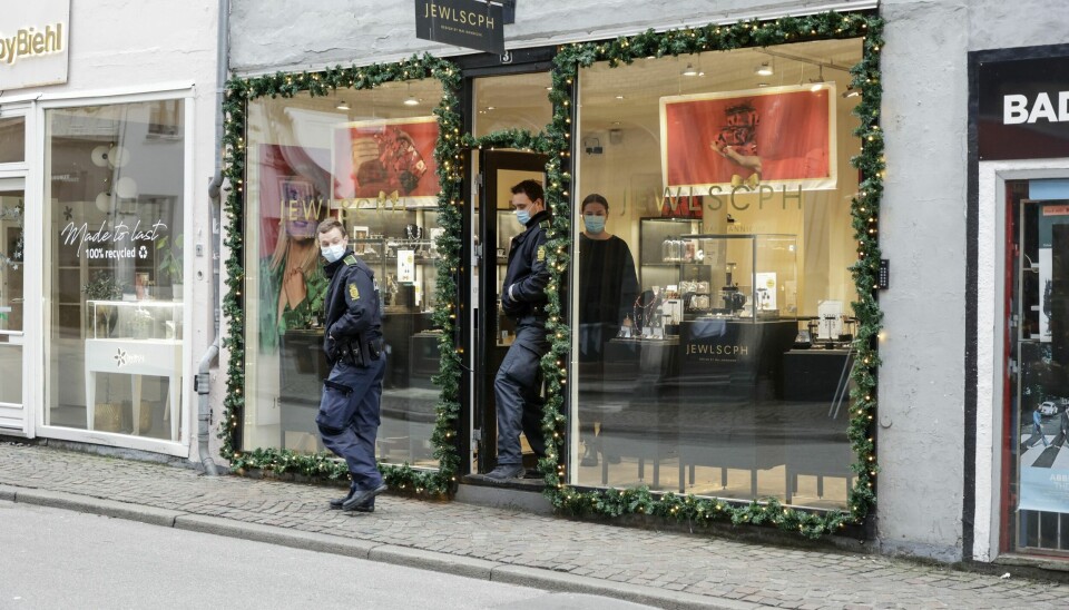 Politiet på besøg i Mai Manniches butik JEWLSCPH i Århus