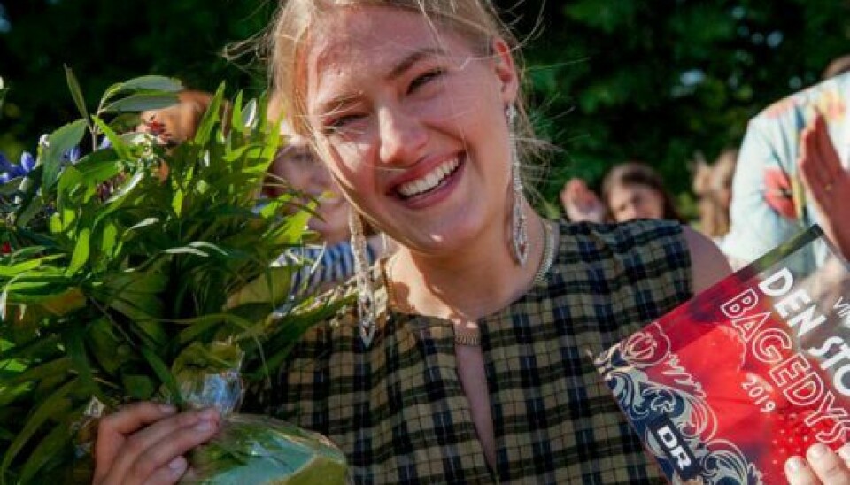 Frederikke fik overrakt blomster og en 'pisse lorte grim plastikpokal', da hun vandt 'Den store bagedyst' 2019 (Foto: Torben Hrab/DR)