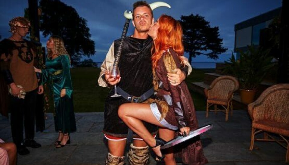 Signe kyssede Jeppe på første date, og det blev ikke populært, da sandheden kom frem (Foto: Krestine Havemann) Signe kyssede Jeppe på første date, og det blev ikke populært, da sandheden kom frem (Foto: Krestine Havemann)