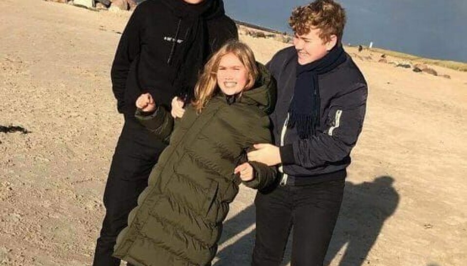 Henriks tre børn, Emil, Selma og Mads på en ferie ved Hvidbjerg Strand (Foto: Privat)