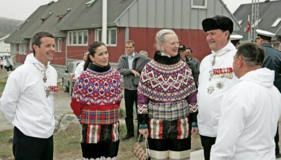 Dronningen virkede stolt af sin nye svigerdatter, da en del af kronprinsparrets bryllupsrejse gik til Grønland i 2004 (Foto: Peter Hauerbach)