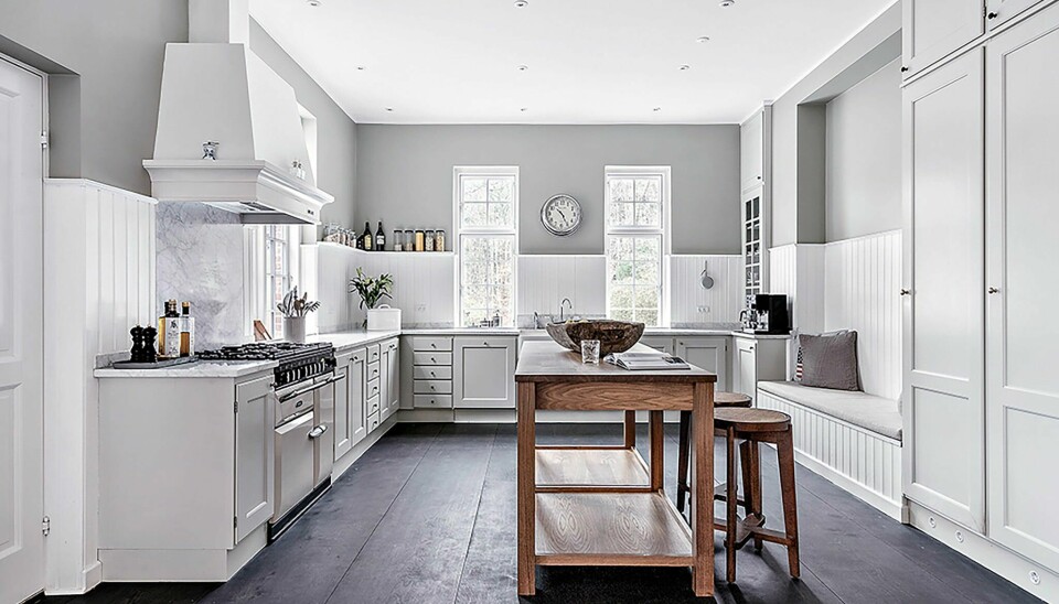 I køkkenet er bordpladerne af marmor, og der er blandt andet indrettet med AGA-komfur og to indbyggede køleskabe (Foto: Dansk Boligformidling)