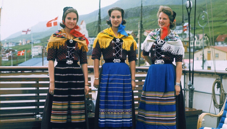 Ved besøget på Færøerne i 1963 var alle tre prinsesser for første gang sammen iført deres færøske folkedragter (Foto: Ritzau Scanpix)