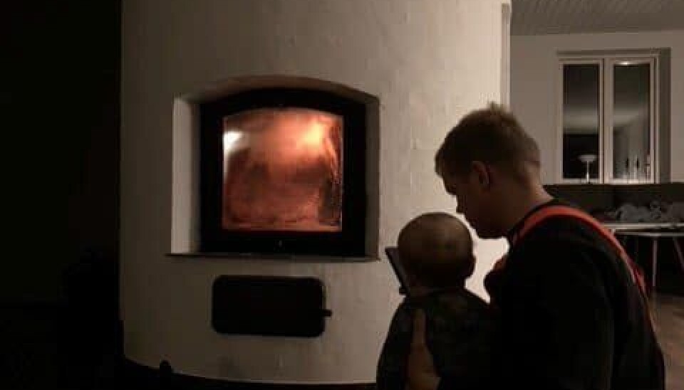 Far Mads og lille Asmus hygger ved familiens nye pejs (Foto: Privat) Far Mads og lille Asmus hygger ved familiens nye pejs (Foto: Privat)