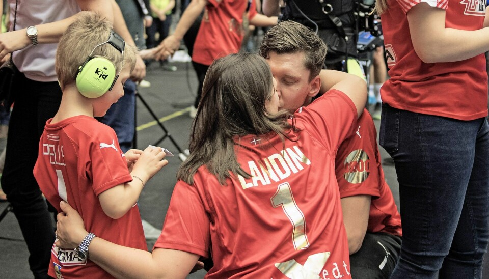 Niklas Landin, 32, er uovertruffen som målmand, og hans største fan er fruen Liv Skov Christensen, der sprang frem med kys og kram iført landsholdstrøje med ettallet på ryggen, da håndbold-herrerne præsterede den største sejr, VM-guld i Herning. Parret blev gift i 2017 og har børnene Pelle og Silje på fem og to år (Foto: Anke Waelischmiller)