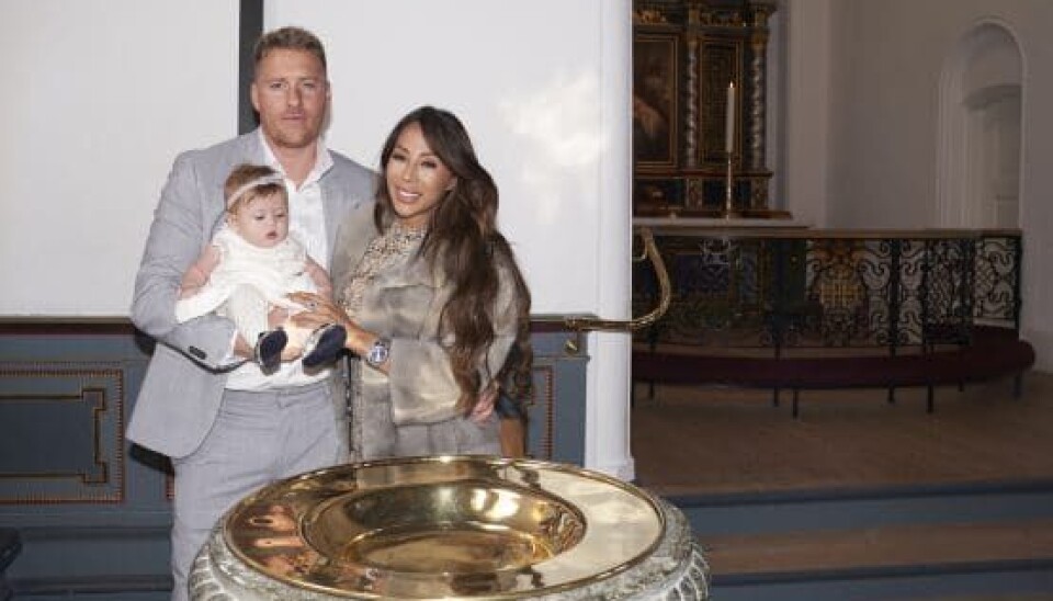 Rasmus og Jackies datter Chloé Valentina blev døbt i Rungsted Kirke den 7. marts 2020. (Foto: Janus Nielsen) Rasmus og Jackies datter Chloé Valentina blev døbt i Rungsted Kirke den 7. marts 2020. (Foto: Janus Nielsen)