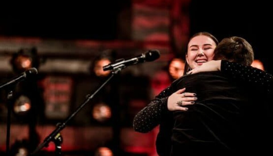 Casper var meget rørt efter deres optræden og måtte have et kram af kæresten (Foto: Lasse Lagoni/TV 2)