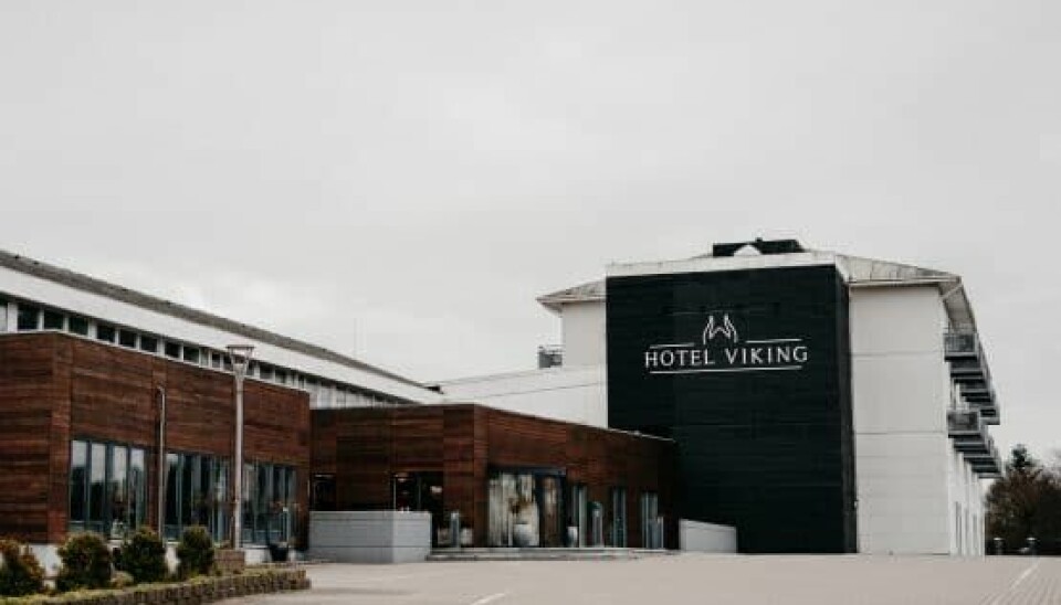 Hotel Viking ligger lige ud til Kattegat i nordjyske Sæby, og mens hotellet holder coronalukket, er en gennemgribende renovering igang. Blandt andet er der ved at blive monteret stenvaske på badeværelserne, som Brian valgte at købe for de 300.000 kroner af Jacobs investering, der skulles veksles i Coolshop-varer (Foto: PR)
