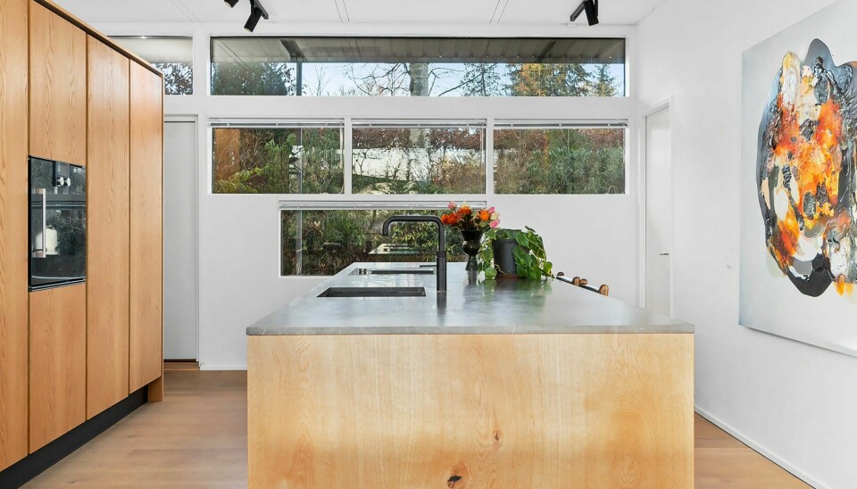 Burhan G har opgraderet huset med et køkken fra Scharling Wood. Marmorbordpladen giver ifølge mægleren optimal kontrast sammen med de hårde hvidevarer fra Gaggenau (Foto: LokalBolig Holte)