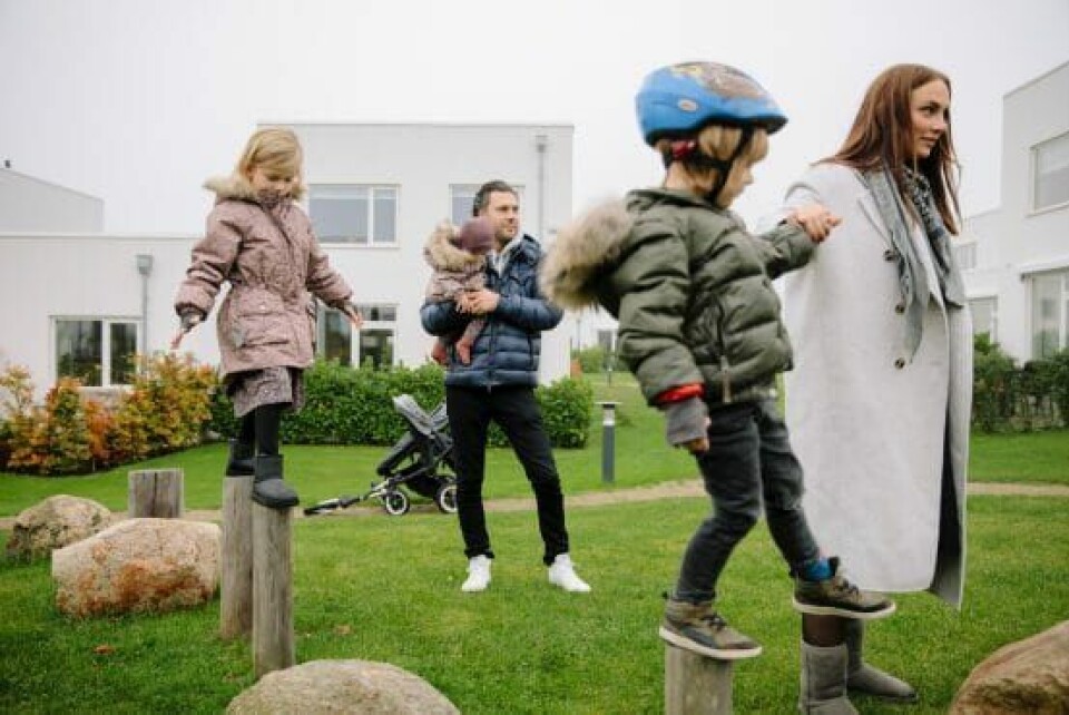 Hvis det stod til Lisbeth, så måtte der gerne komme et fjerde barn til flokken. Men den er Christian ikke med på, så parret anser familien for at være komplet, som den er nu (Foto: Daniel Hjorth/TV2) Hvis det stod til Lisbeth, så måtte der gerne komme et fjerde barn til flokken. Men den er Christian ikke med på, så parret anser familien for at være komplet, som den er nu (Foto: Daniel Hjorth/TV2)