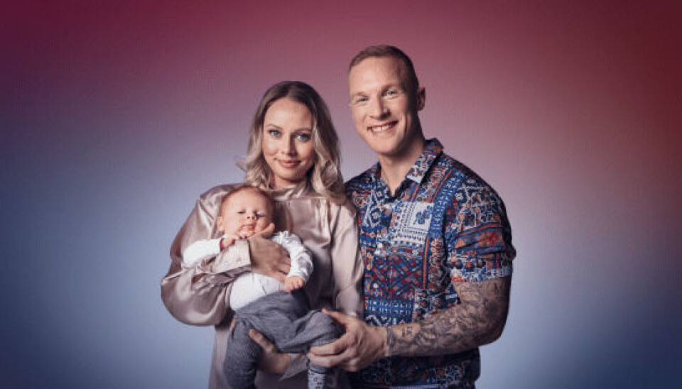 Nu er lille Vilmar tilbage på to arme på det nye kampagnebillede til 'Philip May & Simone' (Foto: Jacob Jorp Hansen/Discovery Networks) Nu er lille Vilmar tilbage på to arme på det nye kampagnebillede til 'Philip May & Simone' (Foto: Jacob Jorp Hansen/Discovery Networks)