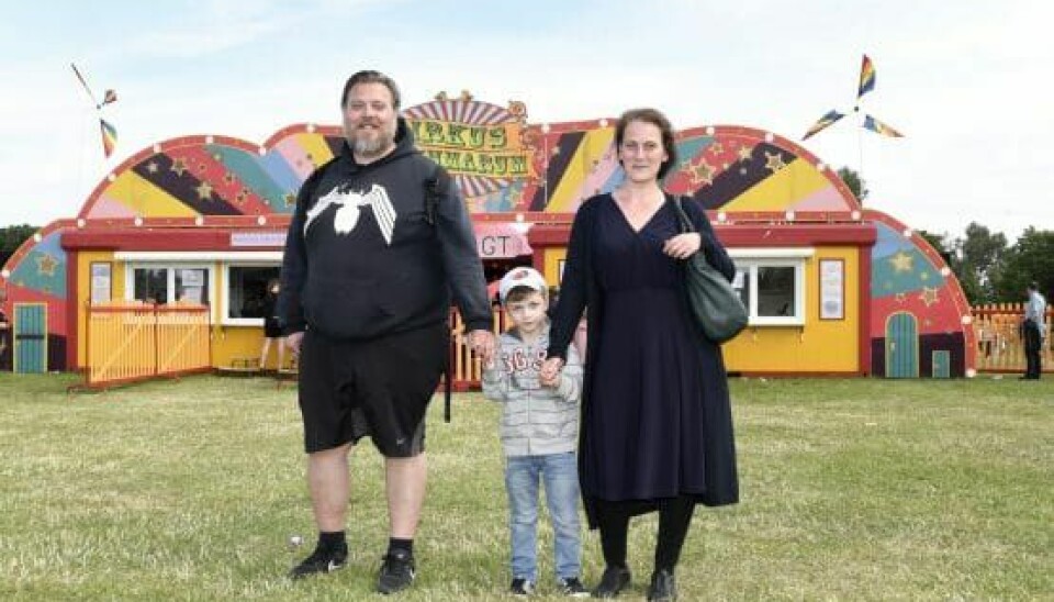 Nicolas Bro, hans kone Theresa og parrets søn Dante til Cirkus Summarum i 2017 (Foto: James Alexander Thisted)