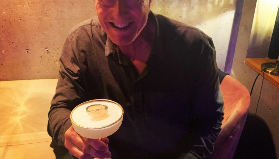 Skuespiller Peter Mygind var tydeligt begejstret over at se sit ansigt printet ovenpå en cocktail (Foto: Privat)