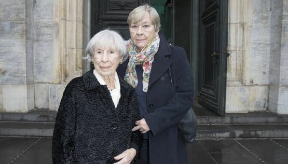 Lise Nørgaard sammen med datteren Dorte Flindt Myhre. Lise Nørgaard har også tvillingedøtrene Bente og Anne på snart 80 år. Sønnen Christian døde af kræft i 1999 (Foto: Henrik R. Petersen)
