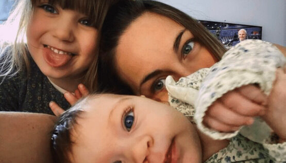 Amalie nyder tiden med sine to døtre, Josephine på fire år og Hannah på tre måneder i 2021 (Foto: Privat)