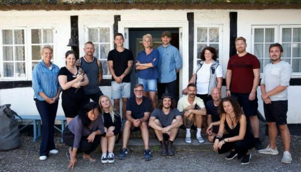 De 14 nye beboere på gården sammen med vært Lene Beier og mentor og dommer Philip Dam Hansen i 'Hjem til gården'.(Foto: Lotta Lemche/TV 2)
