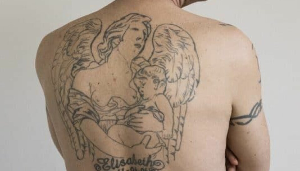 Jesper Skibby fik lavet denne tatovering på ryggen, da han var helt claen. I bunden står datteren Elisabeths navn. Han skal også snart have lavet en med sin ældste datter Nicoline (Foto: Klaus Bo Christensen)