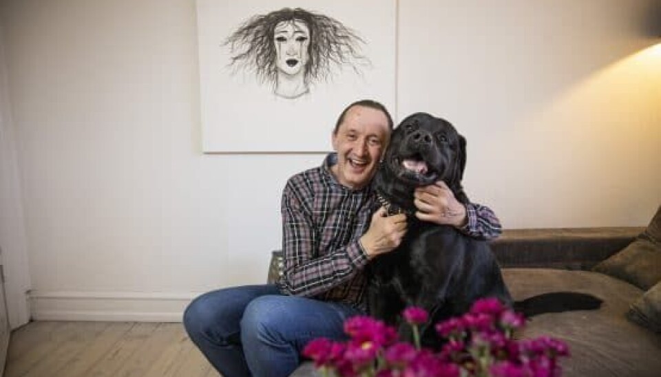 Jesper Skibby og hunden Jax på 3,5 år. Familien fandt ham på et internat i Roskilde, da Jax var syv måneder. (Foto: Klaus Bo Christensen) Jesper Skibby og hunden Jax på 3,5 år. Familien fandt ham på et internat i Roskilde, da Jax var syv måneder. (Foto: Klaus Bo Christensen)